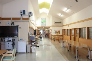 木製ロッカーと施設内設備が並ぶ広々とした共用スペース
